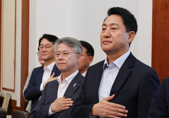 국무회의 국민의례하는 오세훈·민형배 시장