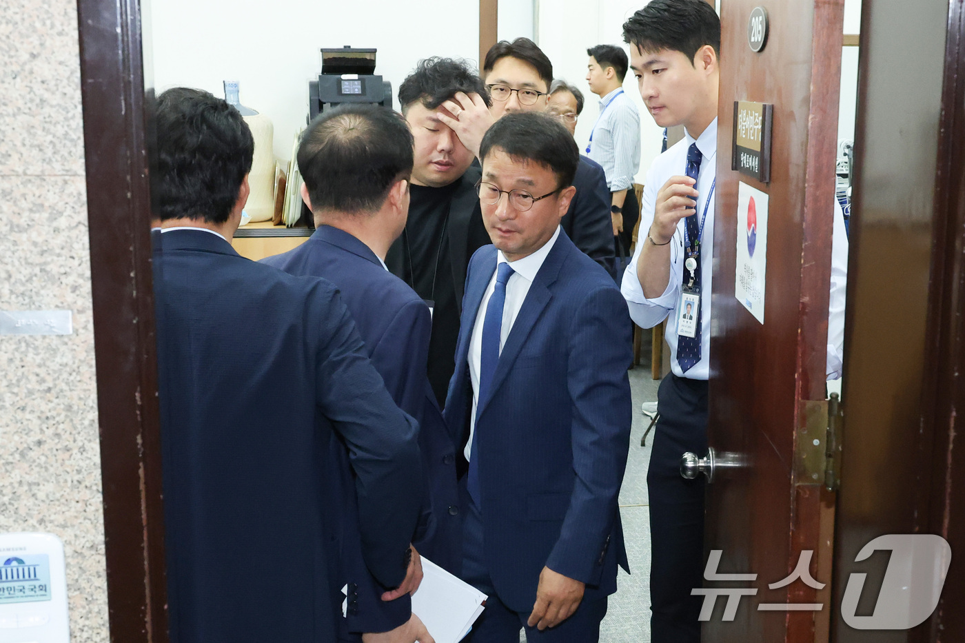 (서울=뉴스1) 신웅수 기자 = 한병도 더불어민주당 당대표 직무대행 겸 원내대표가 14일 서울 여의도 국회에서 열린 비공개 최고위원회를 마친 후 회의실을 나서고 있다. 2026.7 …