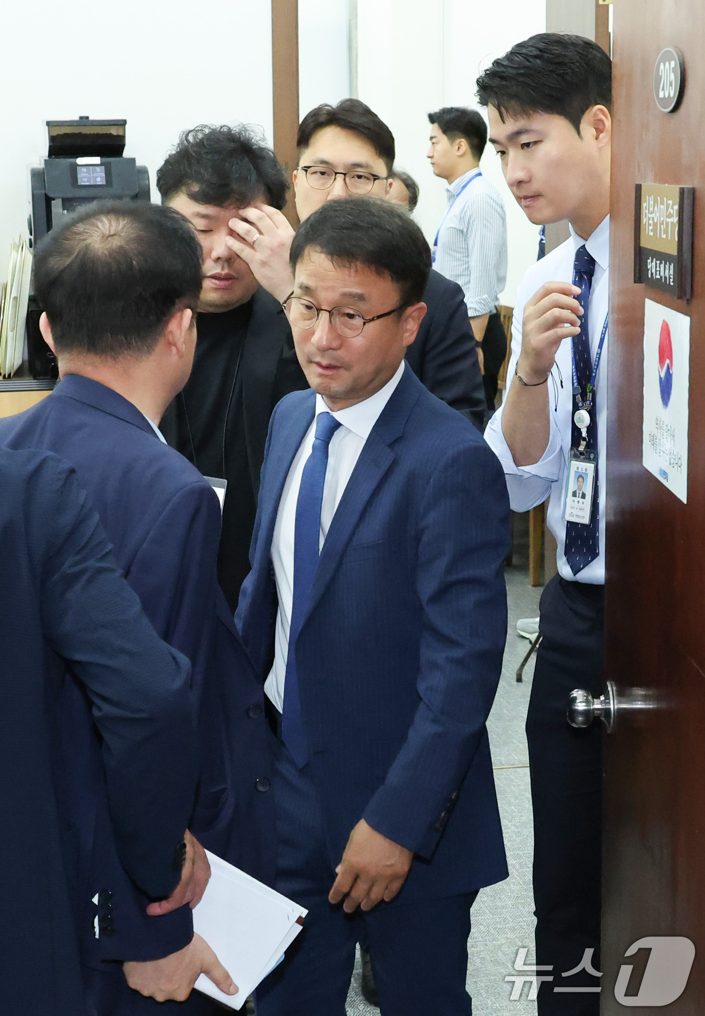 (서울=뉴스1) 신웅수 기자 = 한병도 더불어민주당 당대표 직무대행 겸 원내대표가 14일 서울 여의도 국회에서 열린 비공개 최고위원회를 마친 후 회의실을 나서고 있다. 2026.7 …