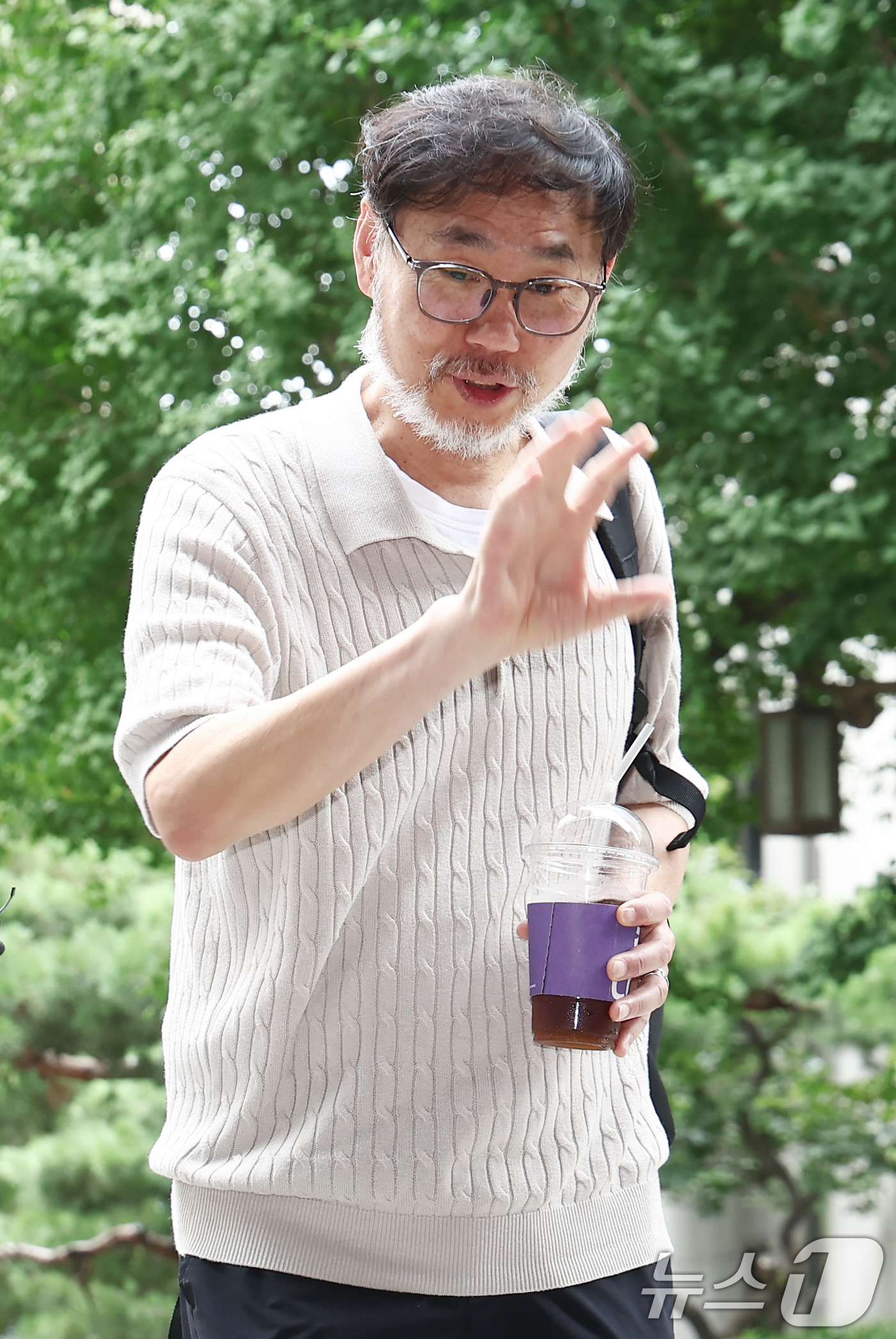 (서울=뉴스1) 김민지 기자 = 김순환 서민민생대책위원회(서민위) 사무총장이 14일 오전 홍명보 전 축구대표팀 감독 선임 관련 고발인 조사를 받기 위해 서울 마포구 서울경찰청 광역 …
