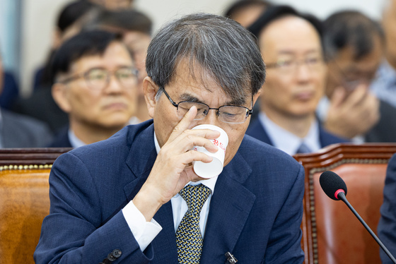 물 마시는 노태악 전 중앙선관위원장