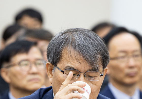 청문회 출석해 물 마시는 노태악 전 중앙선관위원장