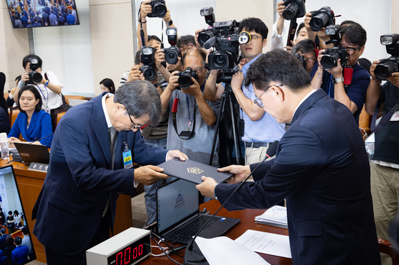 청문회 증인선서문 전달하는 노태악 전 중앙선관위원장