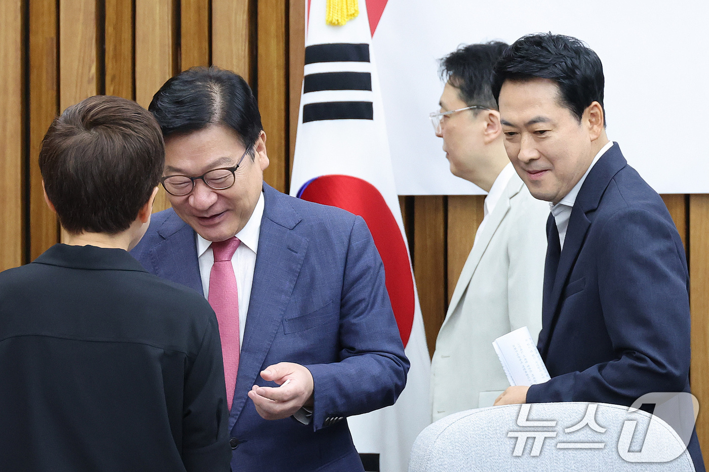 (서울=뉴스1) 신웅수 기자 = 장동혁 국민의힘 대표와 정점식 원내대표가 14일 서울 여의도 국회에서 열린 장윤기 사건이 드러낸 수사 공백과 보완수사권의 필요성 토론회에서 참석자들 …