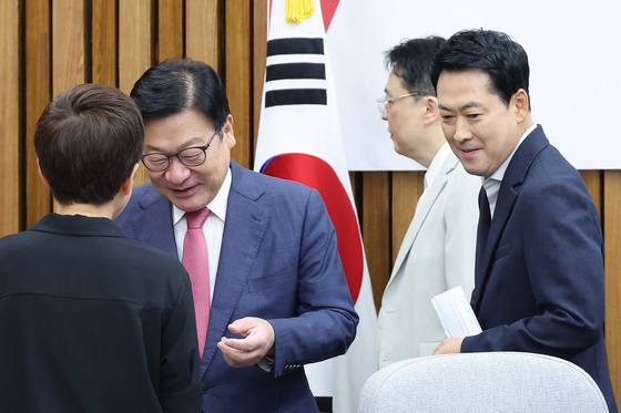 인사나누는 장동혁·정점식