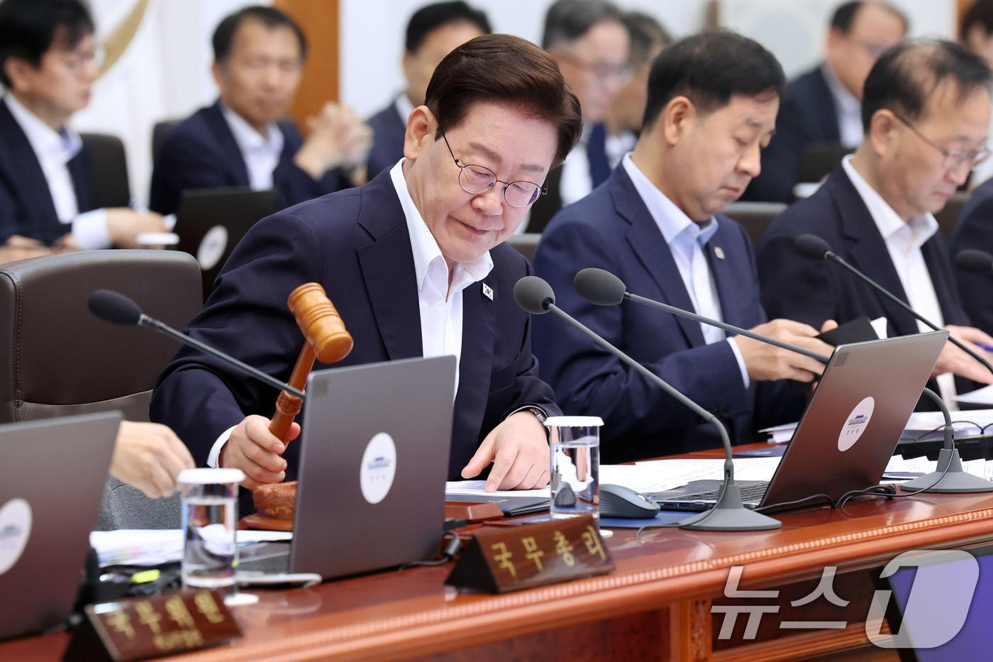(서울=뉴스1) 이재명 기자 = 이재명 대통령이 14일 청와대에서 열린 국무회의에서 의사봉을 두드리고 있다. 2026.7.14/뉴스1