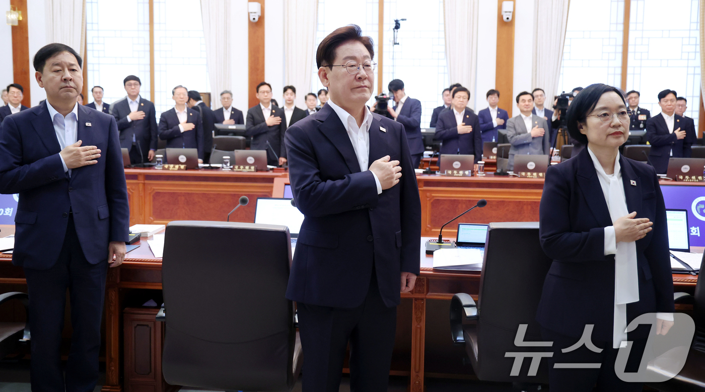 (서울=뉴스1) 이재명 기자 = 이재명 대통령이 14일 청와대에서 열린 국무회의에서 국민의례를 하고 있다. 2026.7.14/뉴스1