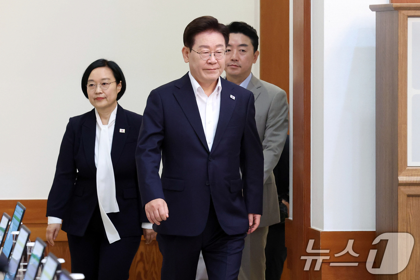 (서울=뉴스1) 이재명 기자 = 이재명 대통령이 14일 청와대에서 열린 국무회의에 입장하고 있다. 2026.7.14/뉴스1