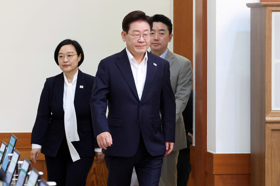 국무회의 참석하는 이재명 대통령