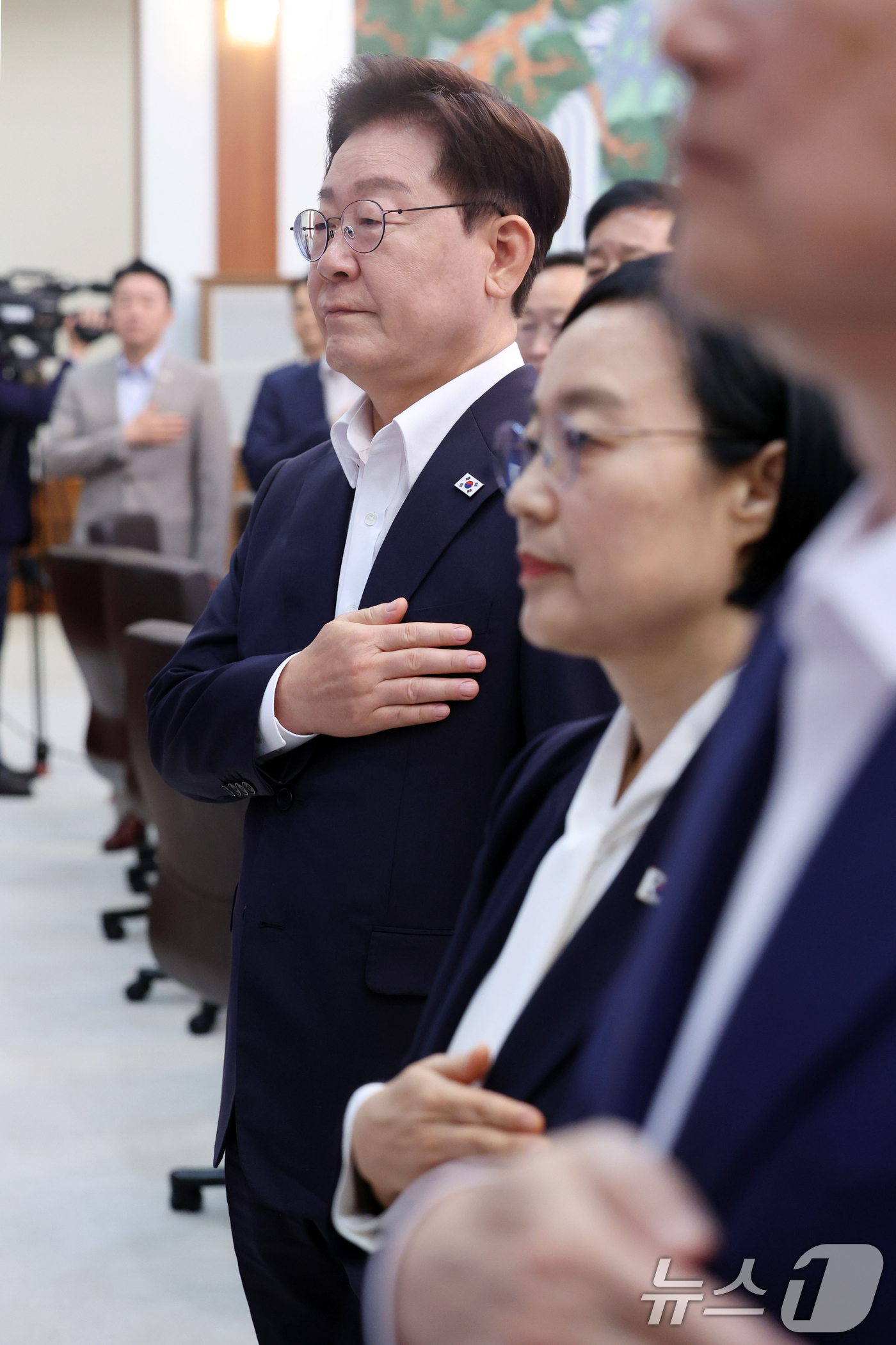 (서울=뉴스1) 이재명 기자 = 이재명 대통령이 14일 청와대에서 열린 국무회의에서 국민의례를 하고 있다. 2026.7.14/뉴스1