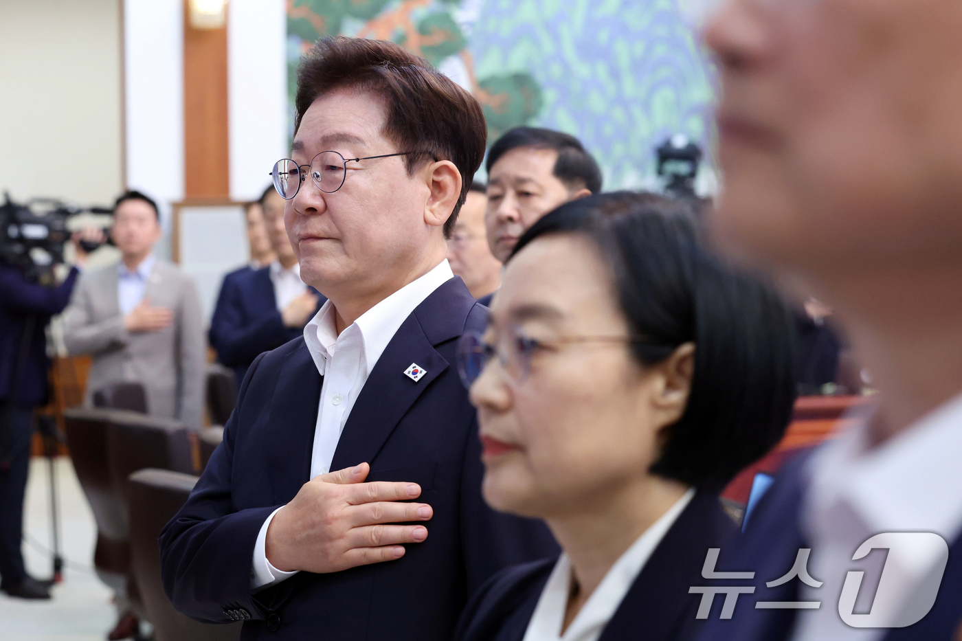 (서울=뉴스1) 이재명 기자 = 이재명 대통령이 14일 청와대에서 열린 국무회의에서 국민의례를 하고 있다. 2026.7.14/뉴스1