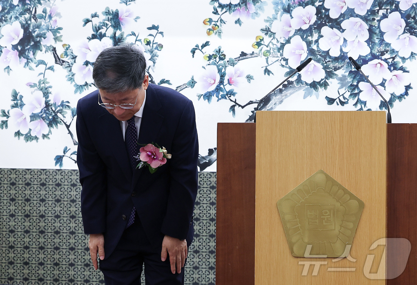 (서울=뉴스1) 김성진 기자 = 노경필 신임 법원행정처장이 14일 서울 서초구 대법원에서 열린 제29대 법원행정처장 취임식에서 취임사를 마친 후 인사하고 있다. 2026.7.14/ …