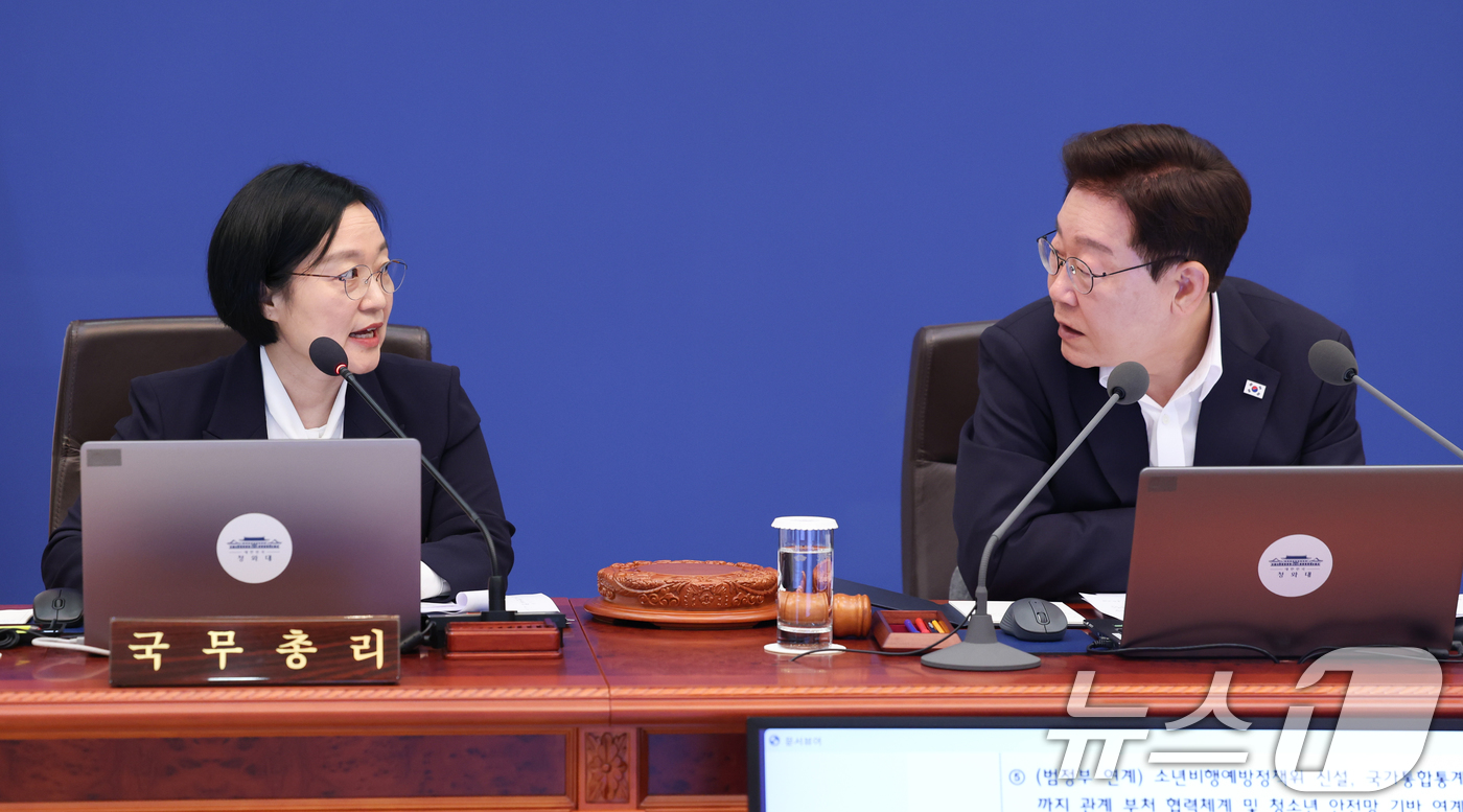 (서울=뉴스1) 이재명 기자 = 이재명 대통령과 한성숙 국무총리가 14일 청와대에서 열린 국무회의에서 대화하고 있다. 2026.7.14/뉴스1