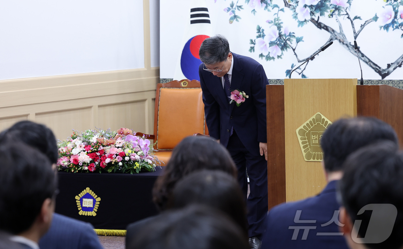 (서울=뉴스1) 김성진 기자 = 노경필 신임 법원행정처장이 14일 서울 서초구 대법원에서 열린 제29대 법원행정처장 취임식에서 직원들을 향해 인사하고 있다. 2026.7.14/뉴스 …