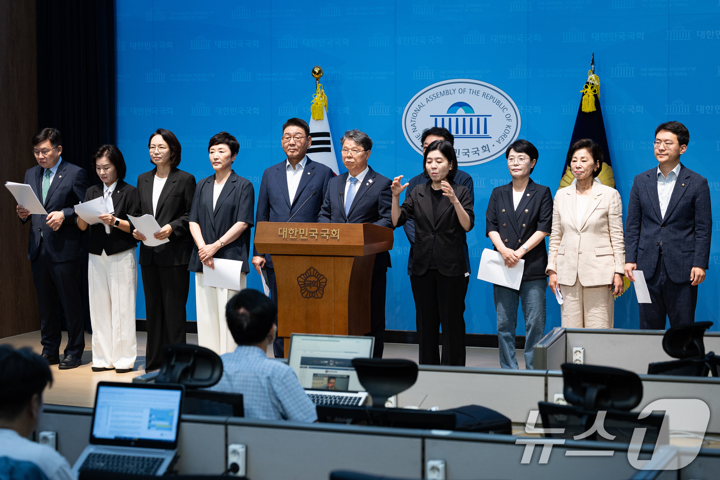 (서울=뉴스1) 유승관 기자 = 국회 보건복지위원회 소속 더불어민주당, 조국혁신당, 진보당 위원들이 14일 서울 여의도 국회 소통관에서 국민의힘의 민생법안 처리 외면에 항의하며 원 …