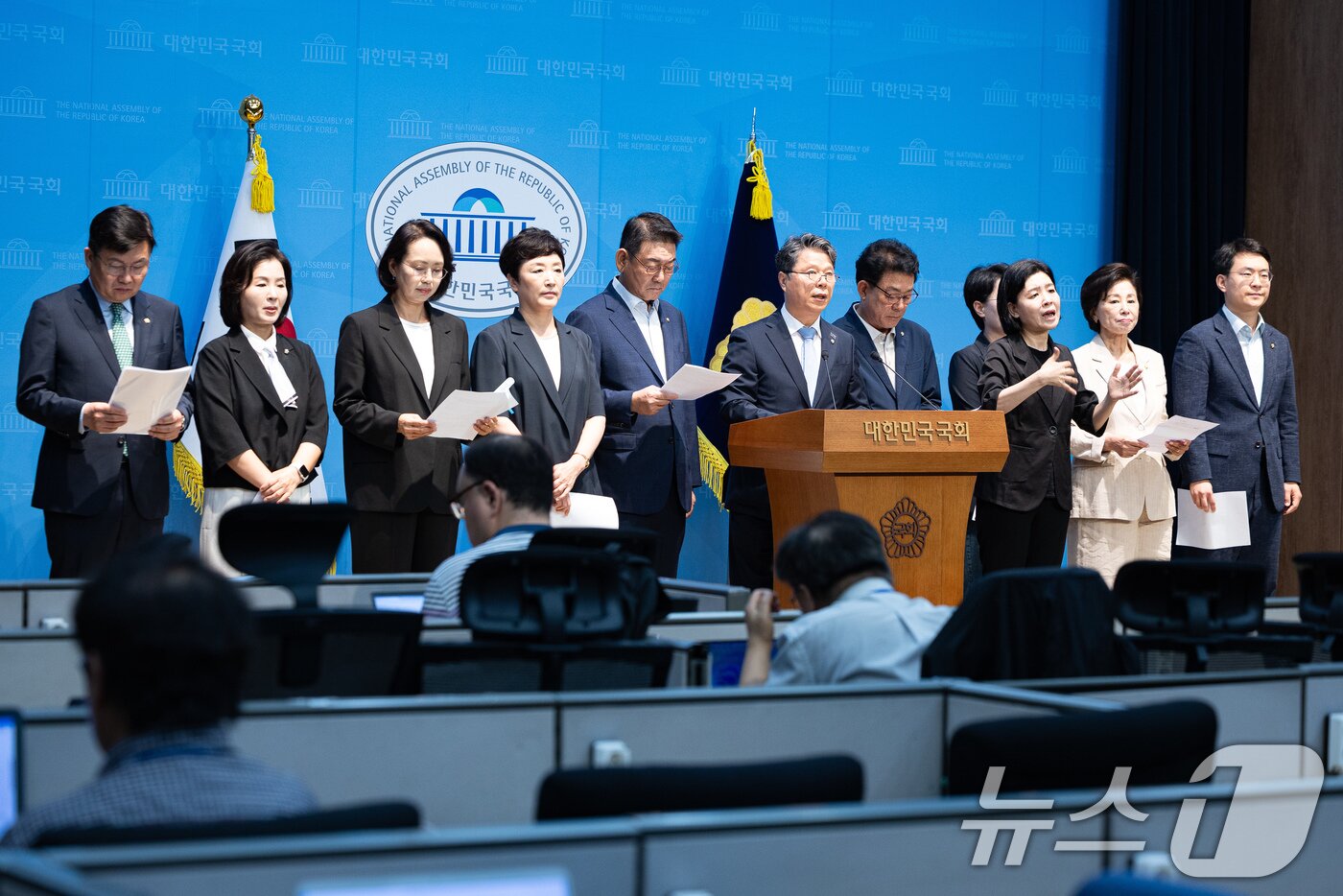 본문 이미지 - 국회 보건복지위원회 소속 더불어민주당, 조국혁신당, 진보당 위원들이 14일 서울 여의도 국회 소통관에서 국민의힘의 민생법안 처리 외면에 항의하며 원구성 협조 및 국회 정상화 촉구 기자회견을 하고 있다. 2026.7.14 ⓒ 뉴스1 유승관 기자