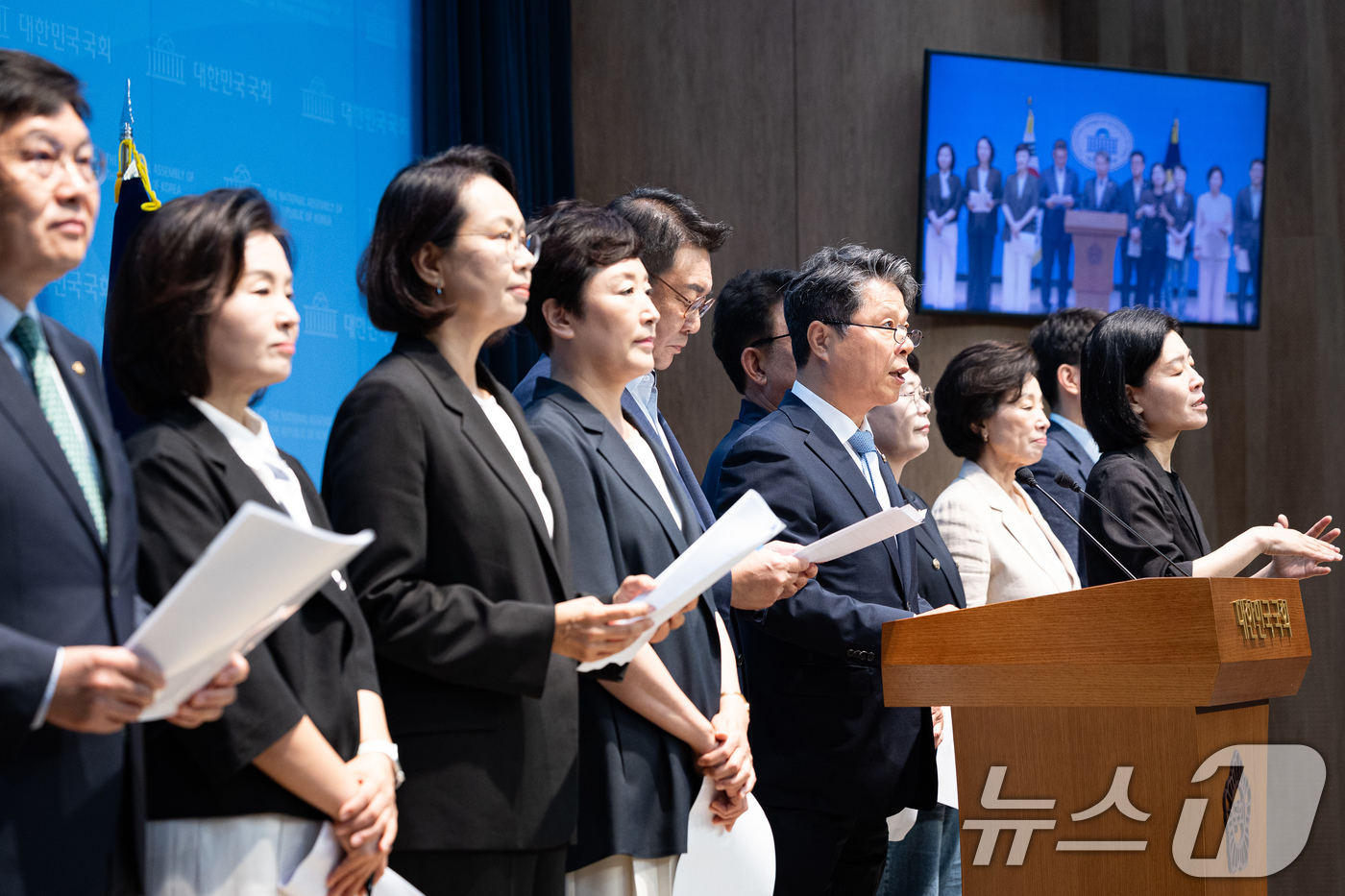 (서울=뉴스1) 유승관 기자 = 국회 보건복지위원회 소속 더불어민주당, 조국혁신당, 진보당 위원들이 14일 서울 여의도 국회 소통관에서 국민의힘의 민생법안 처리 외면에 항의하며 원 …