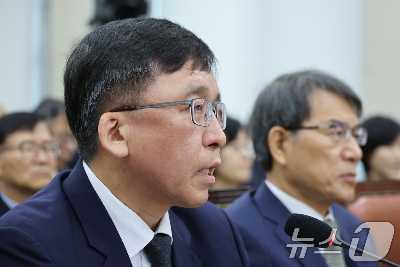 (서울=뉴스1) 신웅수 기자 = 강동완 중앙선거관리위원회 사무총장 직무대리가 14일 서울 여의도 국회에서 열린 전국동시지방선거 투표용지 부족사태 등 국민참정권 침해 진상규명 및 선 …