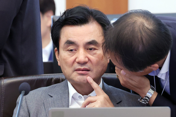 국방부 "장관, '해군 실종 사고 보고' 공관서 받아"…골프 의혹 일축