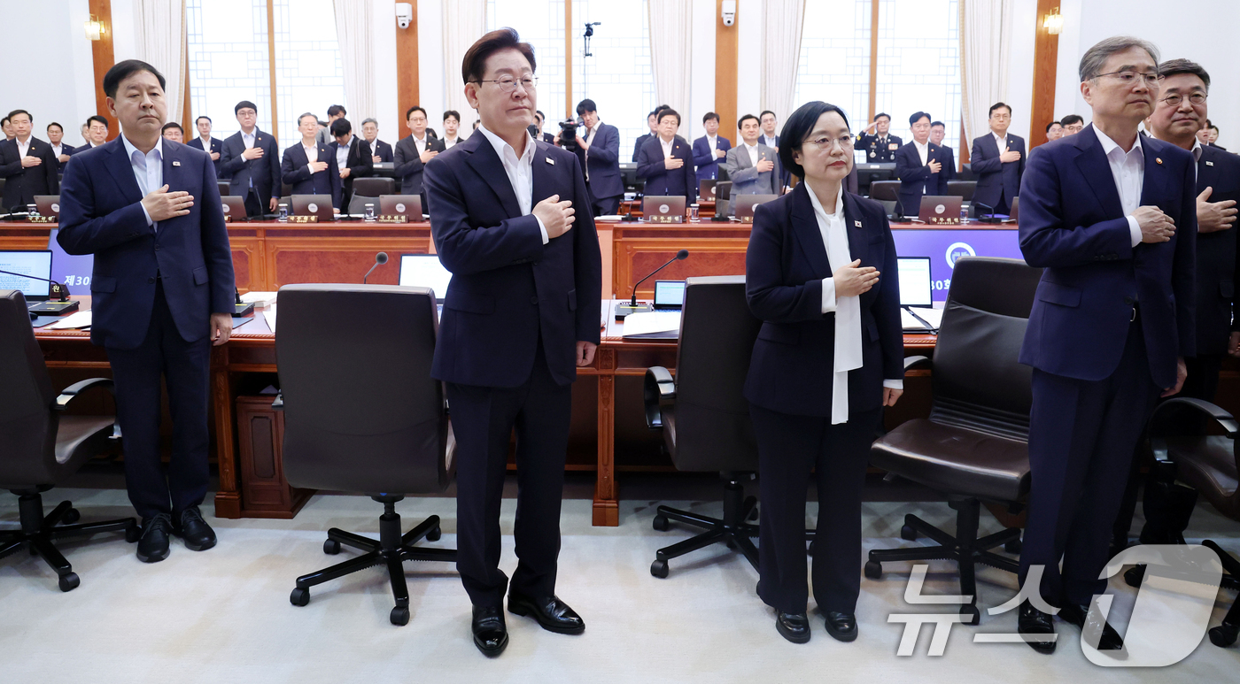 (서울=뉴스1) 이재명 기자 = 이재명 대통령이 14일 청와대에서 열린 국무회의에서 국민의례를 하고 있다. 2026.7.14/뉴스1