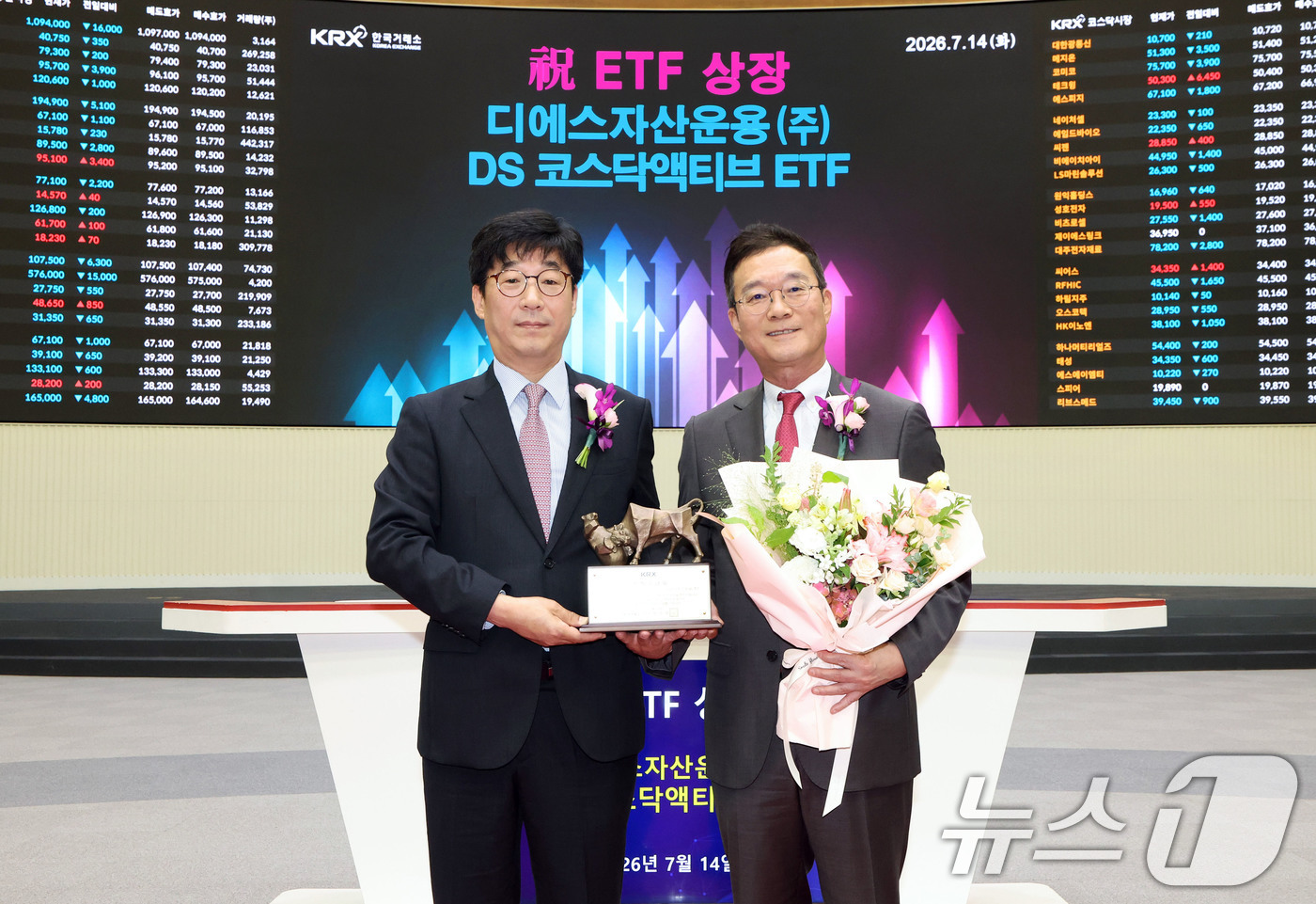 (서울=뉴스1) = 송기명 한국거래소 유가증권시장본부장(왼쪽)과 김성훈 디에스자산운용 대표이사가 14일 서울 영등포구 한국거래소에서 열린 비교지수인 코스닥지수 대비 초과수익을 추구 …