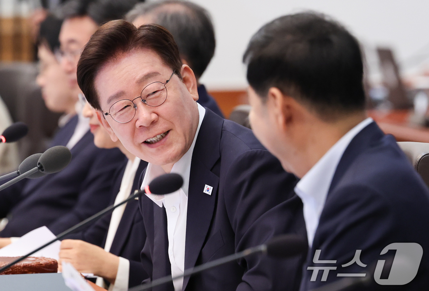 (서울=뉴스1) 이재명 기자 = 이재명 대통령과 구윤철 부총리 겸 재정경제부 장관이 14일 청와대에서 열린 국무회의에서 대화하고 있다. 2026.7.14/뉴스1