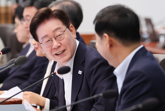 구윤철 부총리와 대화하는 이재명 대통령