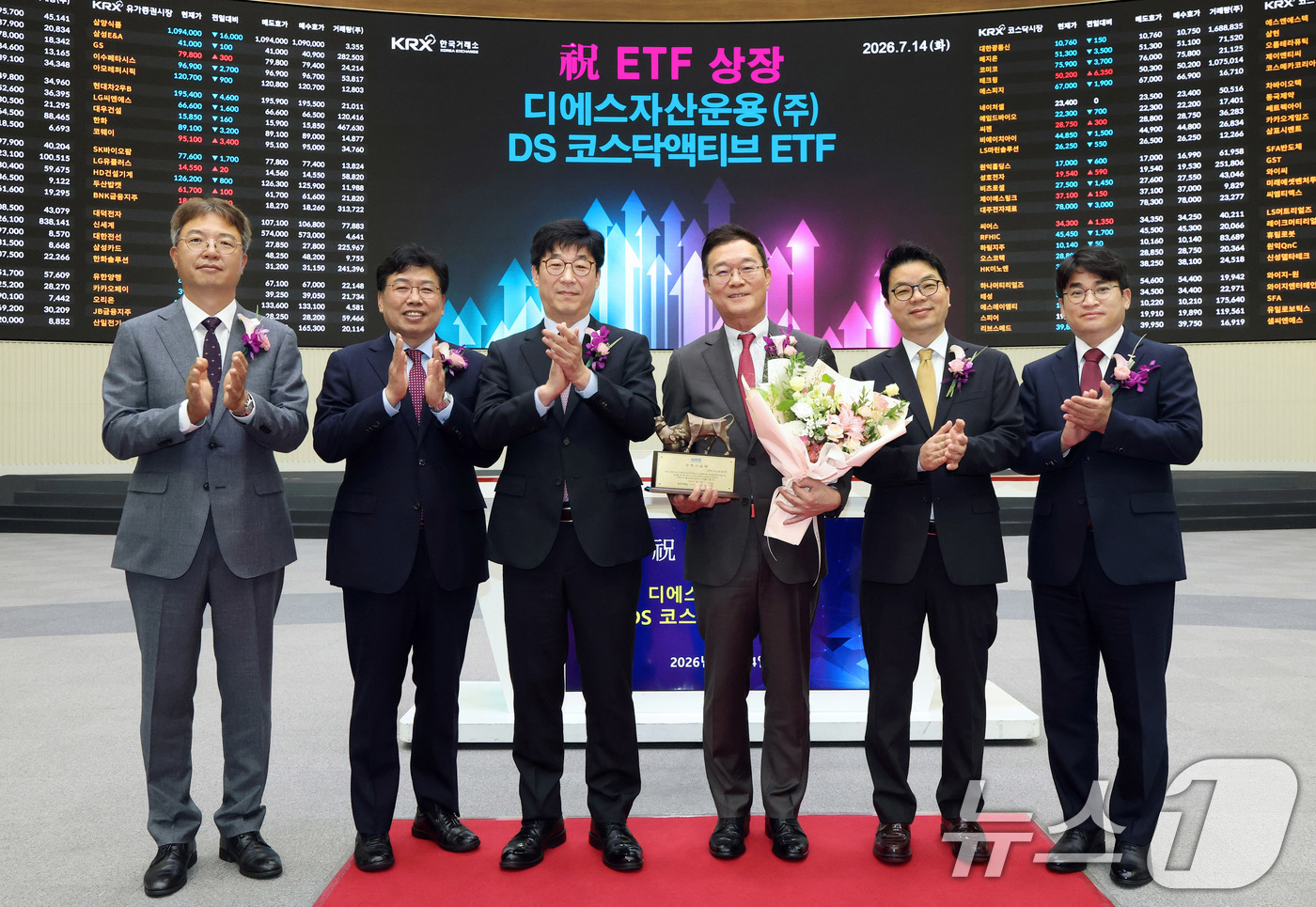 (서울=뉴스1) = 14일 서울 영등포구 한국거래소에서 열린 비교지수인 코스닥지수 대비 초과수익을 추구하는 액티브상품인 DS 코스닥액티브 ETF 상장기념식에서 안직현 디에스자산운용 …