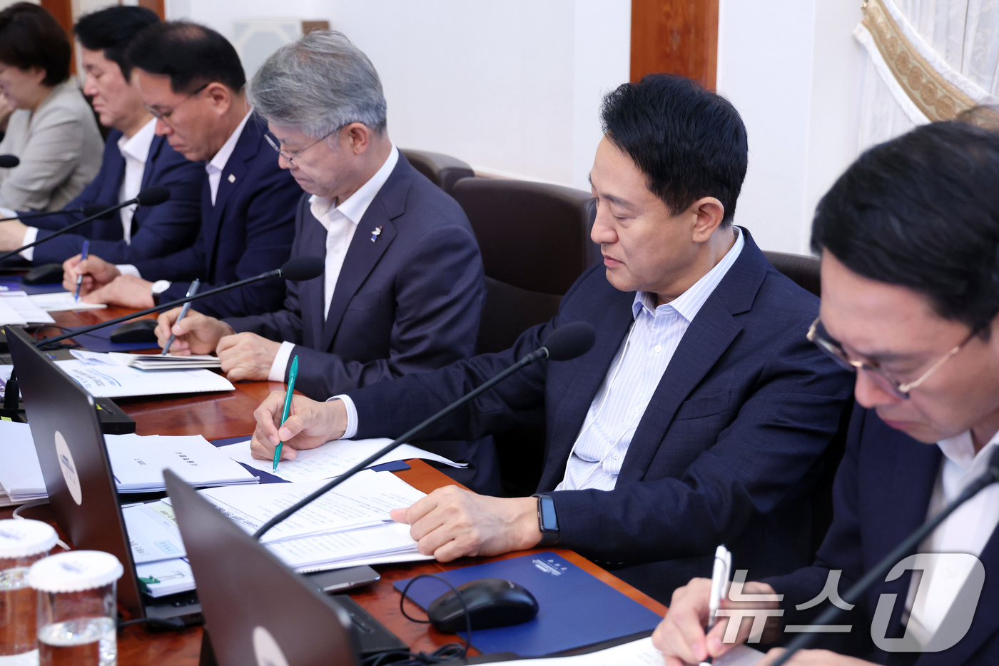 (서울=뉴스1) 이재명 기자 = 오세훈 서울시장과 민형배 전남광주통합특별시장이 14일 청와대에서 열린 국무회의에 참석해 있다. 2026.7.14/뉴스1