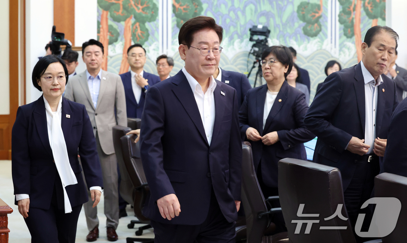 (서울=뉴스1) 이재명 기자 = 이재명 대통령이 14일 청와대에서 열린 국무회의에 입장하고 있다. 2026.7.14/뉴스1