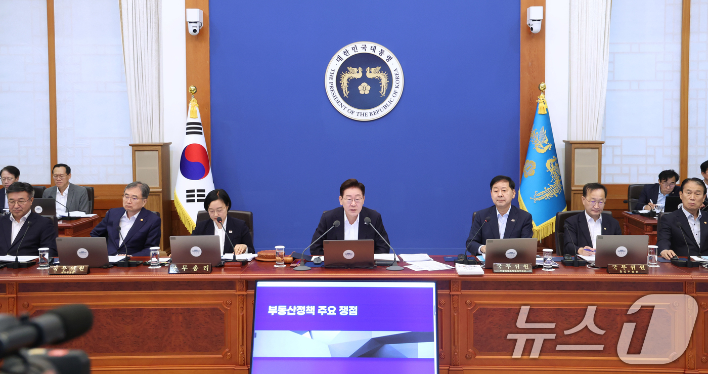 (서울=뉴스1) 이재명 기자 = 이재명 대통령이 14일 청와대에서 열린 국무회의에서 발언하고 있다. 2026.7.14/뉴스1