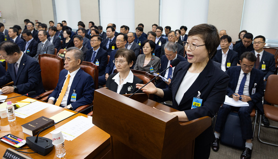 청문회 답변하는 조현욱 진상규명위원장