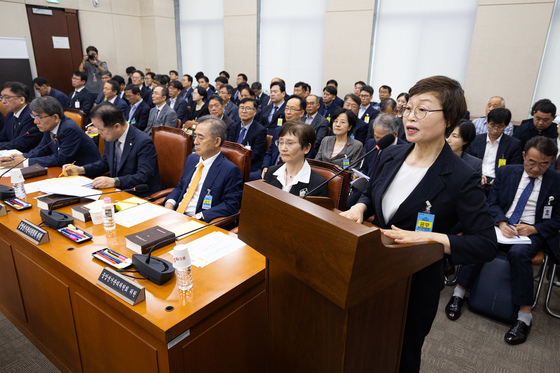 청문회 출석해 답변하는 조현욱 진상규명위원장