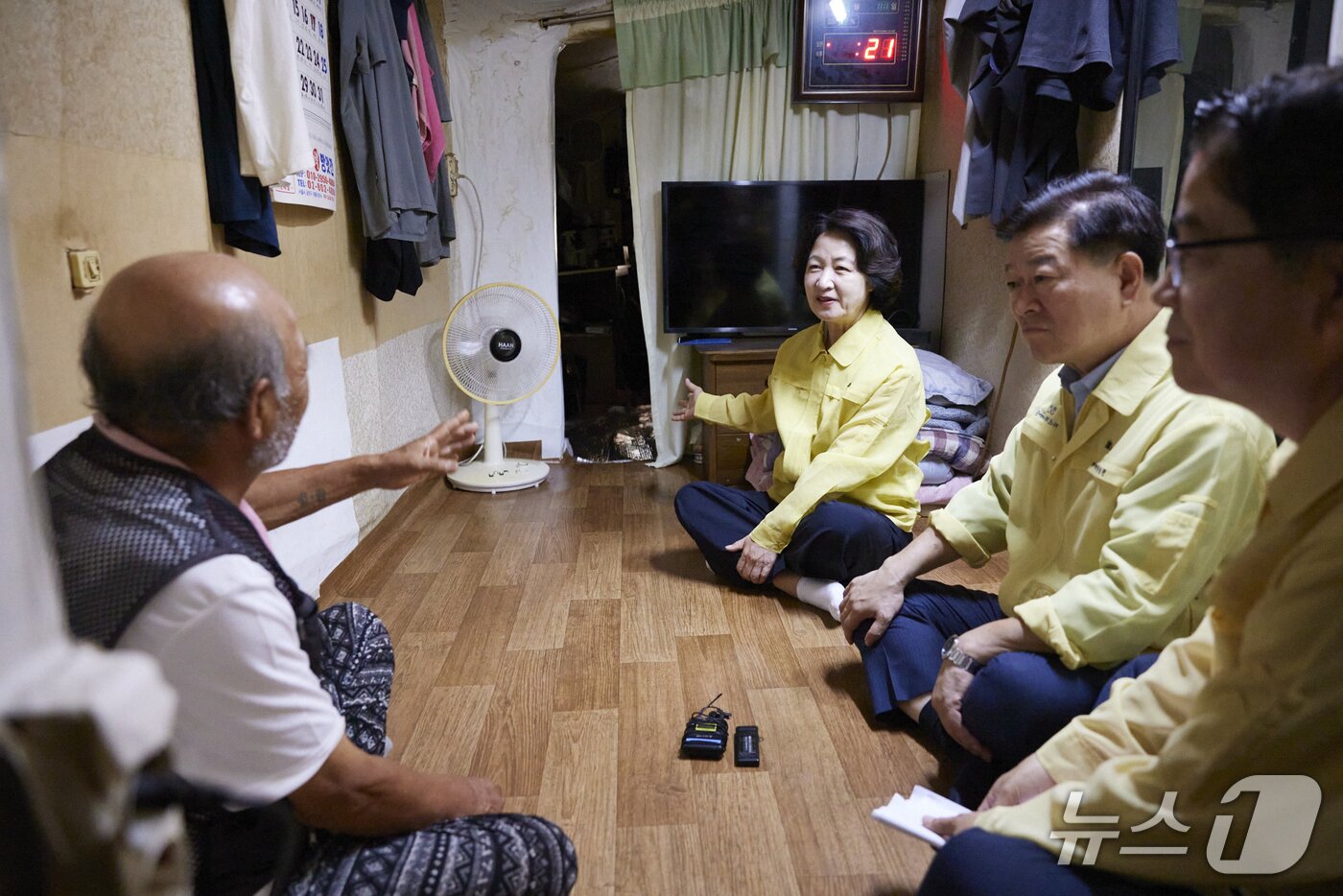 본문 이미지 - 14일 오전 추미애 경기도지사와 박승원 광명시장이 함께 폭염 취약계층 현장방문을 했다.(경기도 제공. 재판매 및 DB금지)