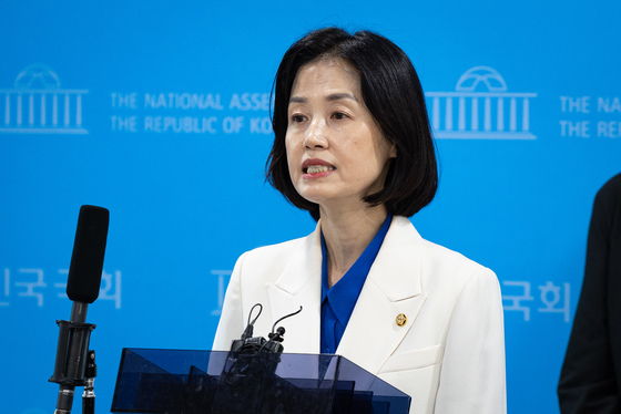 형사소송법 개정 관련 질문 답하는 박은정 의원