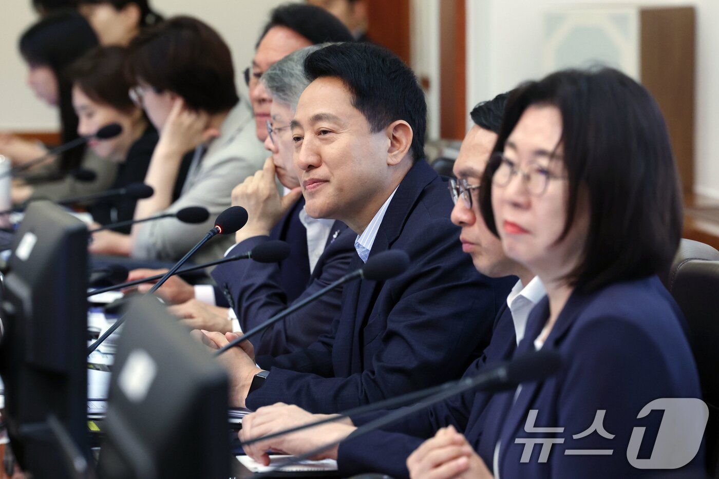 본문 이미지 - 오세훈 서울시장이 14일 청와대에서 열린 국무회의에 참석해 있다. 2026.7.14 ⓒ 뉴스1 이재명 기자