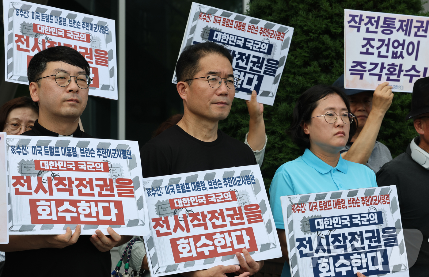 (대전=뉴스1) 김기태 기자 = 대전자주통일평화연대 등 시민사회단체 회원들이 14일 대전시청 앞에서 기자회견을 열고 한국군 작전통제권 환수를 촉구하고 있다. 2026.7.14/뉴스 …