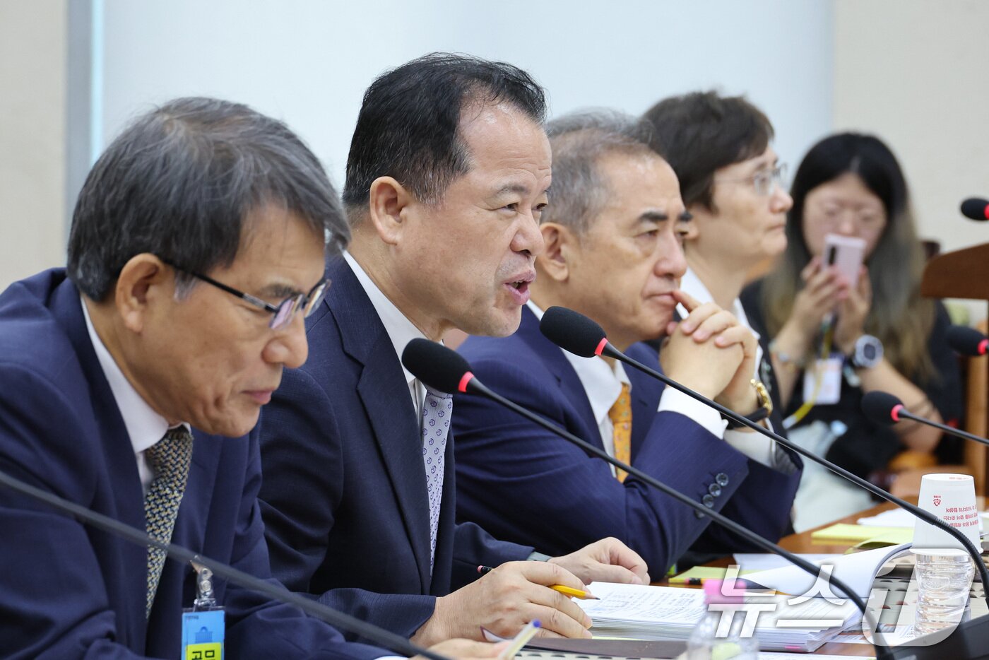 본문 이미지 - 위철환 중앙선거관리위원장 직무대행이 14일 서울 여의도 국회에서 열린 제9회 전국동시 지방선거 투표용지 부족사태 등 국민참정권 침해 진상규명 및 선거관리 개혁을 위한 국정조사특별위원회 제5차 전체회의 제1차 청문회에 출석해 의원 질의에 답하고 있다. 2026.7.14 ⓒ 뉴스1 신웅수 기자