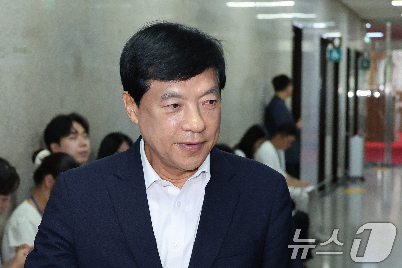 (서울=뉴스1) 신웅수 기자 = 이성윤 더불어민주당 최고위원이 14일 서울 여의도 국회에서 열린 비공개 최고위원회에 참석하고 있다. 2026.7.14/뉴스1
