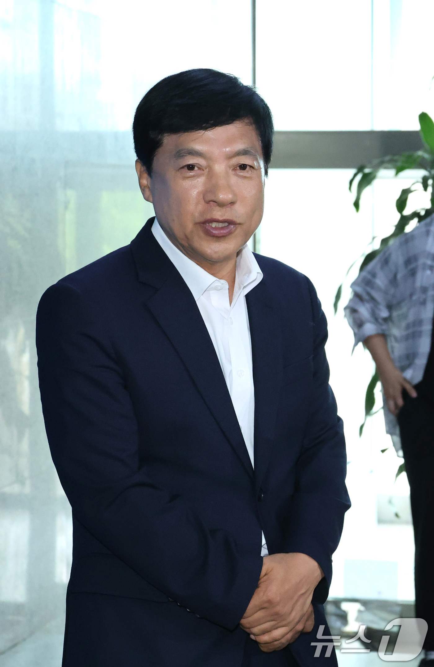 (서울=뉴스1) 신웅수 기자 = 이성윤 더불어민주당 최고위원이 14일 서울 여의도 국회에서 열린 비공개 최고위원회와 관련해 최고위원직 사퇴를 표명하고 있다. 2026.7.14/뉴스 …