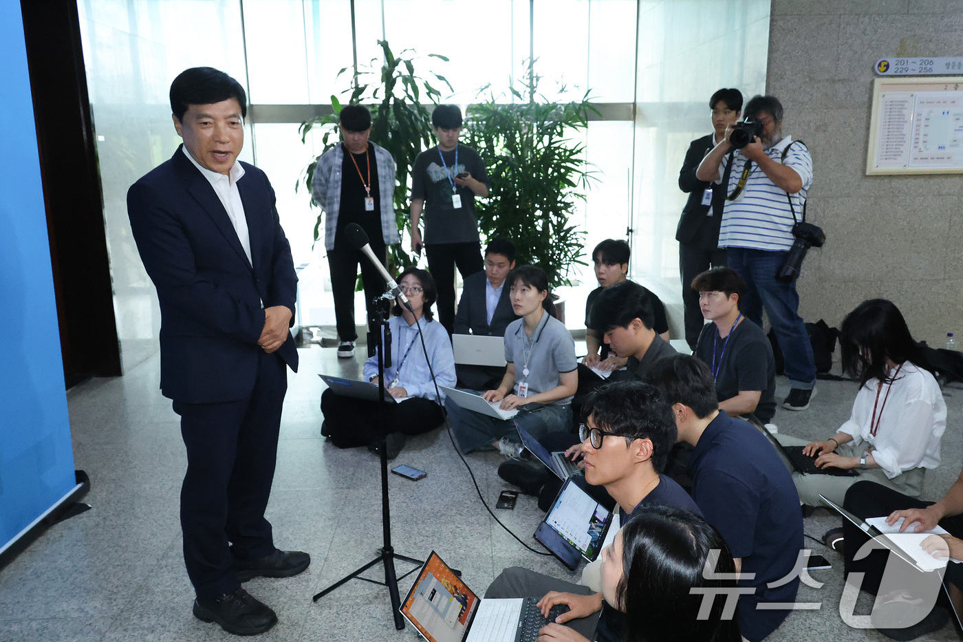 (서울=뉴스1) 신웅수 기자 = 이성윤 더불어민주당 최고위원이 14일 서울 여의도 국회에서 열린 비공개 최고위원회와 관련해 최고위원직 사퇴를 표명하고 있다. 2026.7.14/뉴스 …