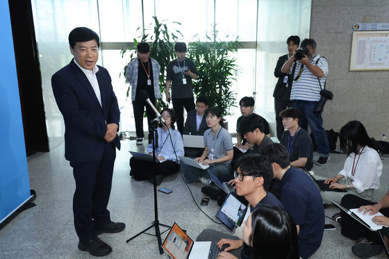 사퇴 표명하는 이성윤