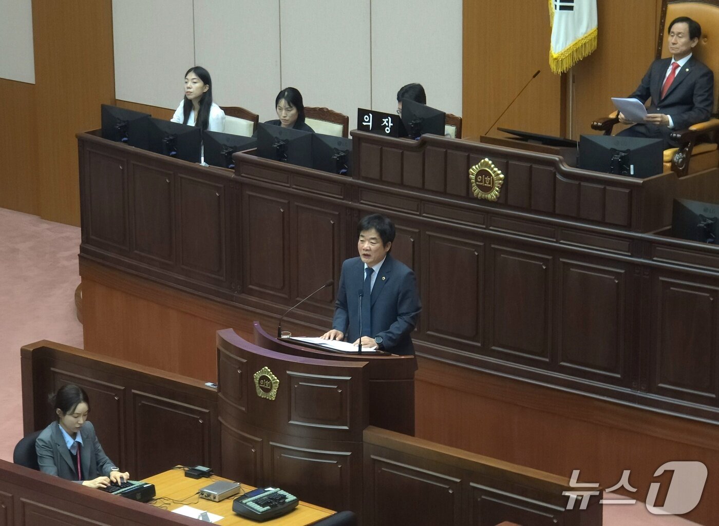 본문 이미지 - 한갑용 민주당 원내대표가 14일 열린 제10대 부산시의회 제338회 임시회 본회의에서 교섭단체 대표연설을 하고 있다.2026.7.14 ⓒ 뉴스1 이주현 기자