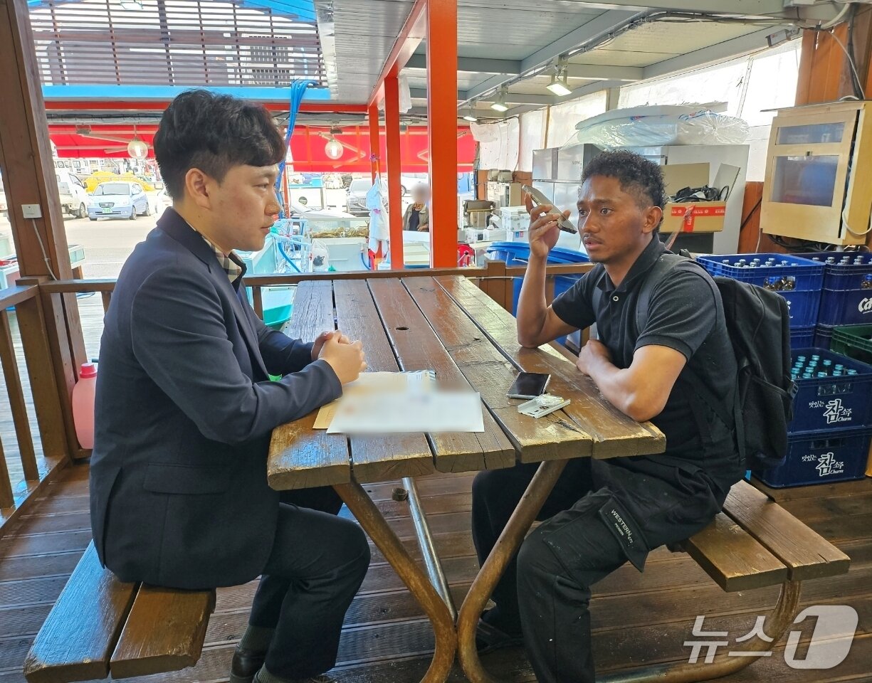 본문 이미지 - 지난해 신분증을 분실한 동티모르 출신 선원 지원 중인 신종원 경사.(동해지방해양경찰청 제공, 재판매 및 DB 금지) 2026.7.14/뉴스1