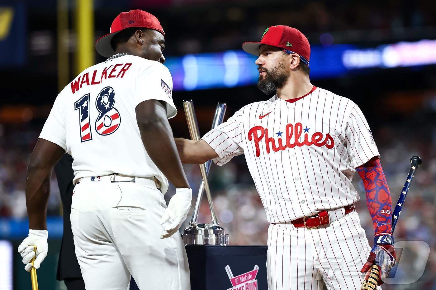 본문 이미지 - 세인트루이스 카디널스 조던 워커(왼쪽)가 14일(한국시간) 열린 2026 MLB 올스타전 홈런 더비 결승에서 12개를 기록, 11개를 때린 카일 슈와버를 따돌리고 우승했다. ⓒ AFP=뉴스1