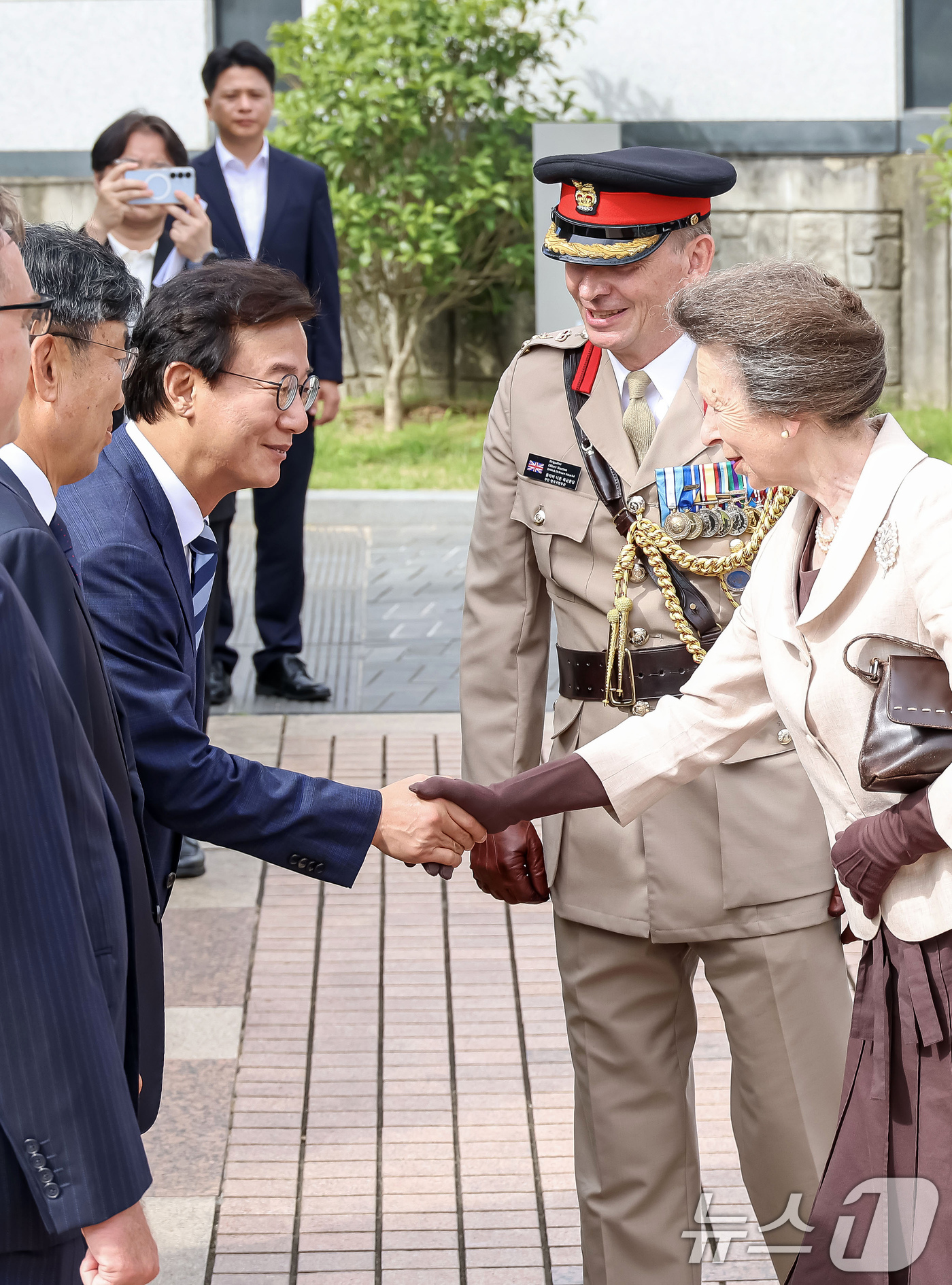 (부산=뉴스1) 사진공동취재단 = 영국 찰스 3세 국왕의 동생 앤 공주가 14일 부산 남구 유엔기념공원을 찾아 전재수 부산시장과 악수하고 있다. 2026.7.14/뉴스1