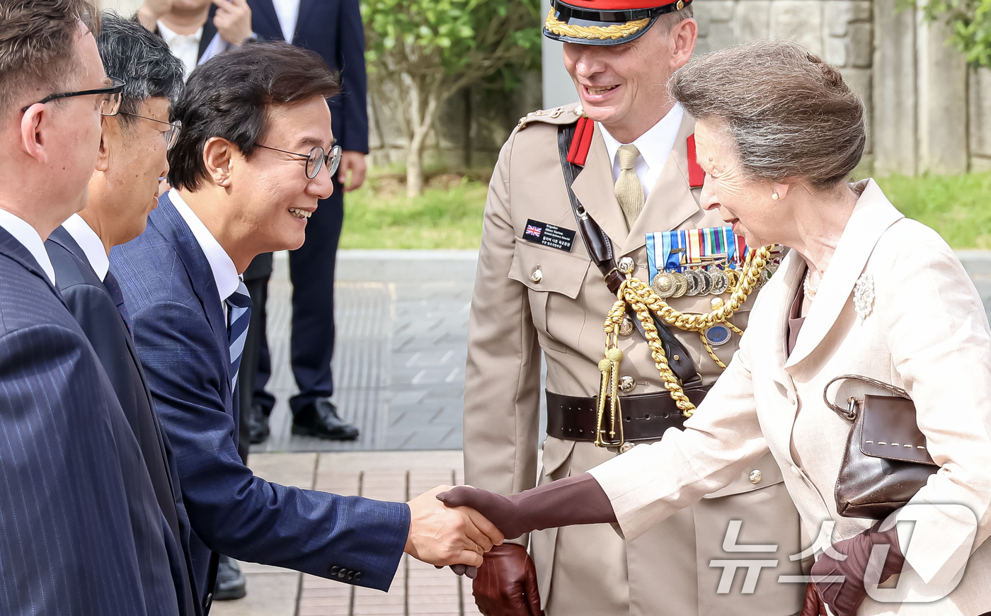 (부산=뉴스1) 사진공동취재단 = 영국 찰스 3세 국왕의 동생 앤 공주가 14일 부산 남구 유엔기념공원을 찾아 전재수 부산시장과 악수하고 있다. 2026.7.14/뉴스1