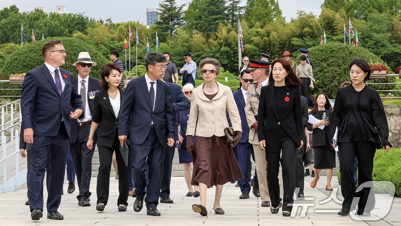 (부산=뉴스1) 사진공동취재단 = 영국 찰스 3세 국왕의 동생 앤 공주가 14일 부산 남구 유엔기념공원을 찾아 서정인 유엔기념공원 관리처장의 설명을 듣고 있다. 2026.7.14/ …