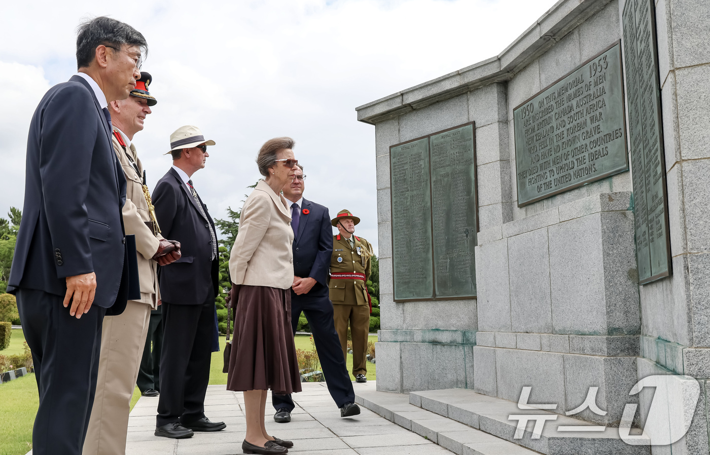 (부산=뉴스1) 사진공동취재단 = 영국 찰스 3세 국왕의 동생 앤 공주가 14일 부산 남구 유엔기념공원을 찾아 서정인 유엔기념공원 관리처장의 설명을 듣고 있다. 2026.7.14/ …