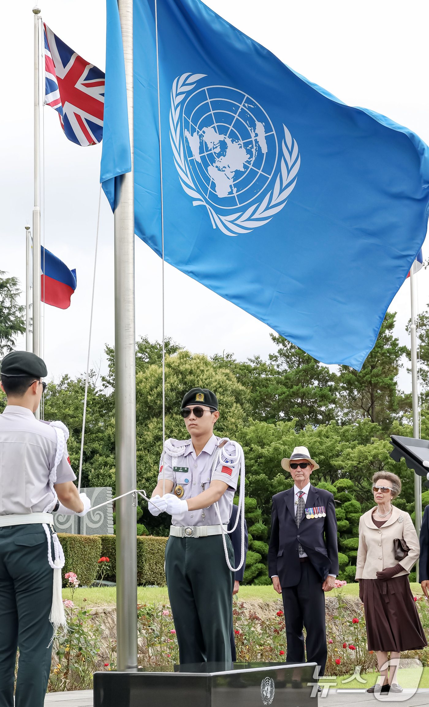 (부산=뉴스1) 사진공동취재단 = 영국 찰스 3세 국왕의 동생 앤 공주가 14일 부산 남구 유엔기념공원을 찾아 유엔기 게양식을 관람하고 있다. 2026.7.14/뉴스1